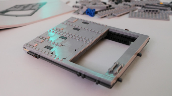 Die Seitenpaneele sind detailliert und fast nur grau. (Bild: Oliver Nickel/Golem.de)